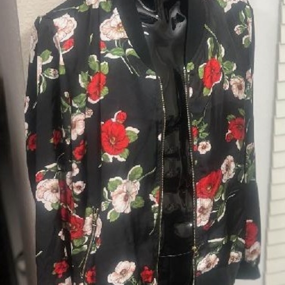 A rose colored jacket great for spring and summer - Picture 3 of 6